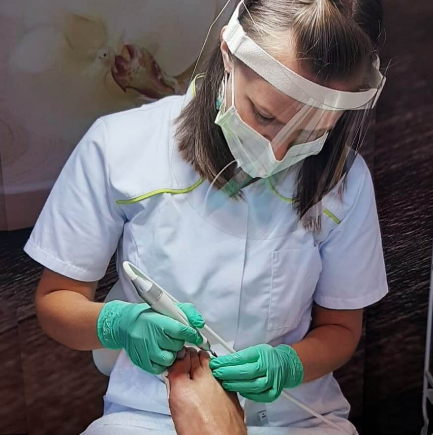Medische pedicure Silvie aan het werk bij een patiënt